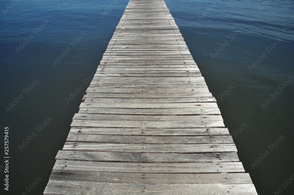 Obraz premium wooden bridge on sea