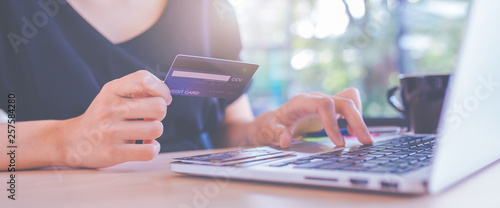 Obraz na płótnie Business women hand use credit cards and laptop computers to shop online. w salonie