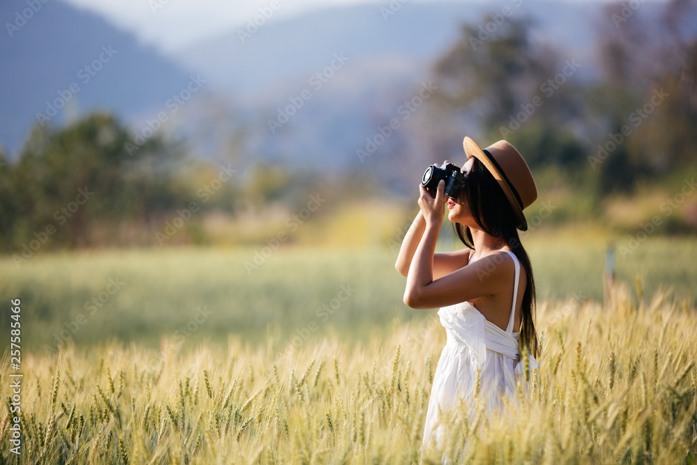 A beautiful woman who enjoys shooting in barley fields. A beautiful woman who enjoys shooting in barley fields.