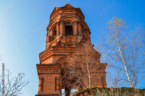 Obraz na płótnie old brick church with a destroyed bell w salonie