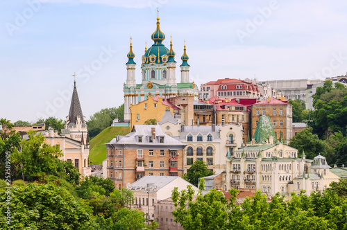 Foto Top view of Saint Andrew's church and Andriivska street from above, Kiev (Kyiv), Ukraine