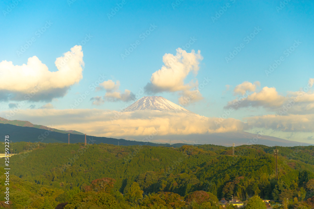 Obraz premium 裾野市から見た雲の多い日本の富士山
