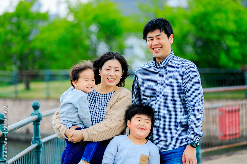 4人家族の屋外ポートレート