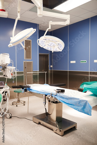 Side view of the operating room
