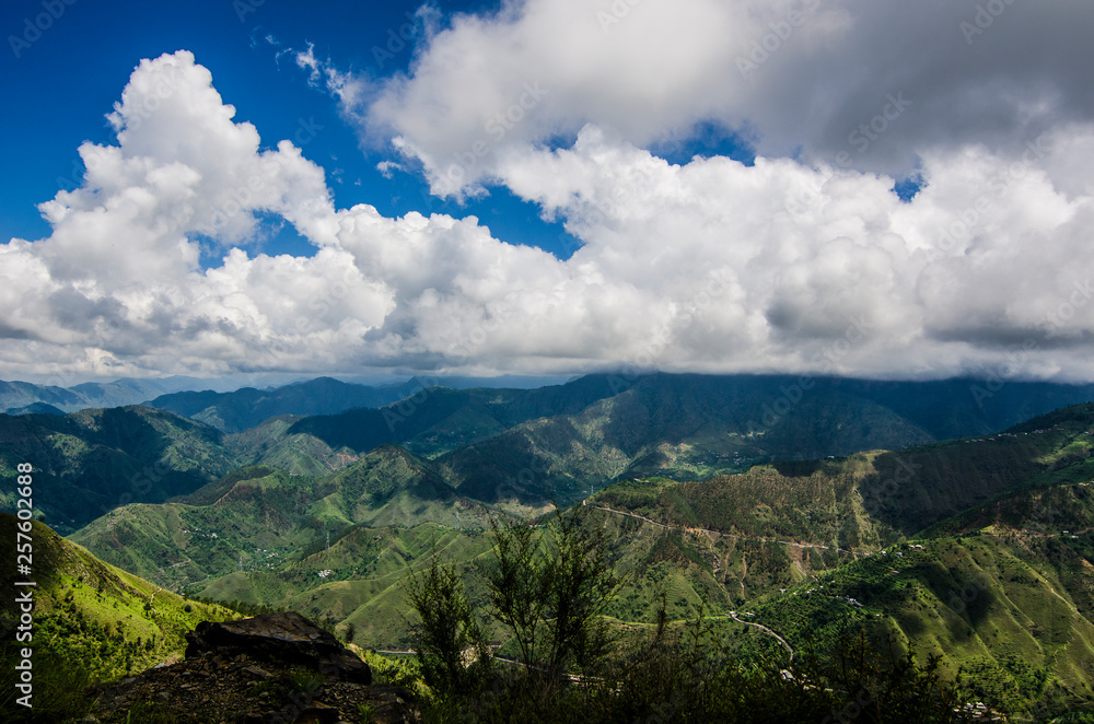 Obraz premium Mountains and the clouds- Mandi, Himachal