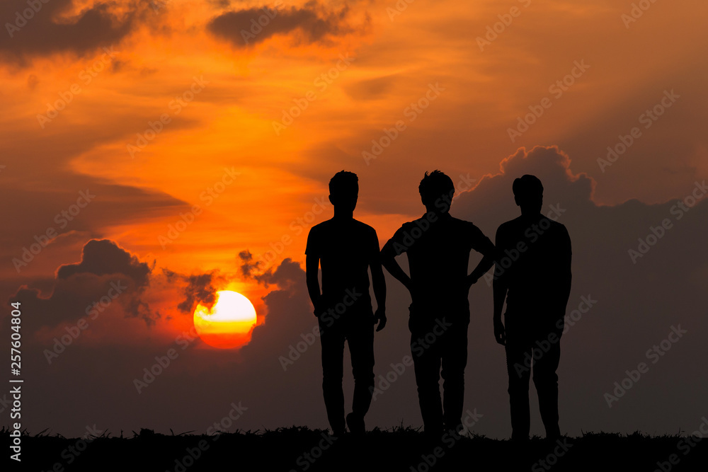Fototapeta premium Silhouette group friends on sunset time
