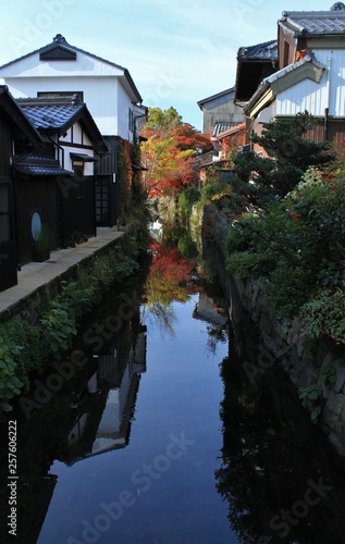 滋賀県長浜市の北国街道の風景と紅葉です
