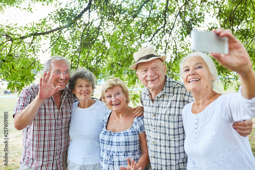 Gruppe Senioren als Freunde machen ein Selfie © Robert Kneschke