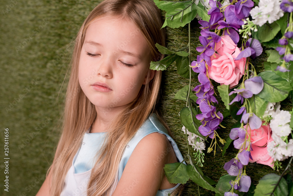 Fototapeta premium schlafendes mädchen mit blumen