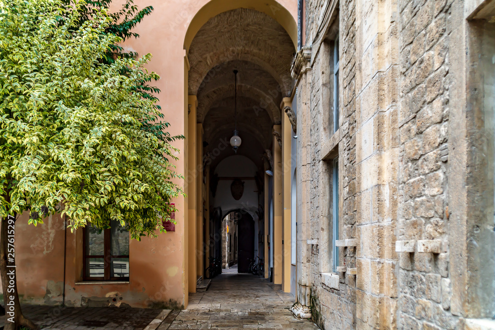 Naklejka premium Archi interno palazzo arengo