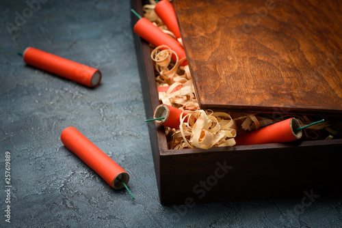 Fotografi Wooden crate with red dynamite tnt sticks