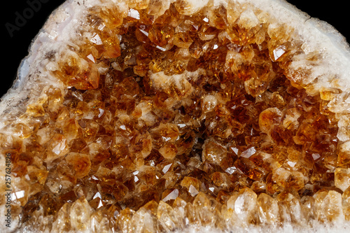 Foto Macro mineral stone Citrine on a black background