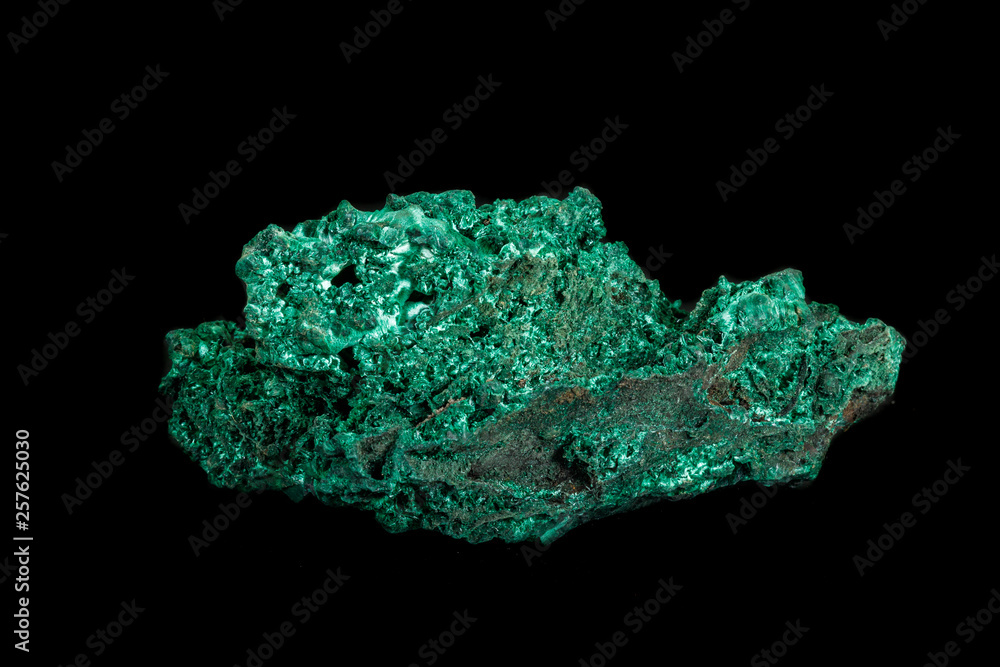 Obraz premium Macro of a mineral stone Malachite on a black background