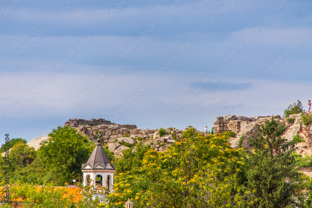 Nebet Tepe y el campanario de la iglesia armenia, Plovdiv, Bulgaria