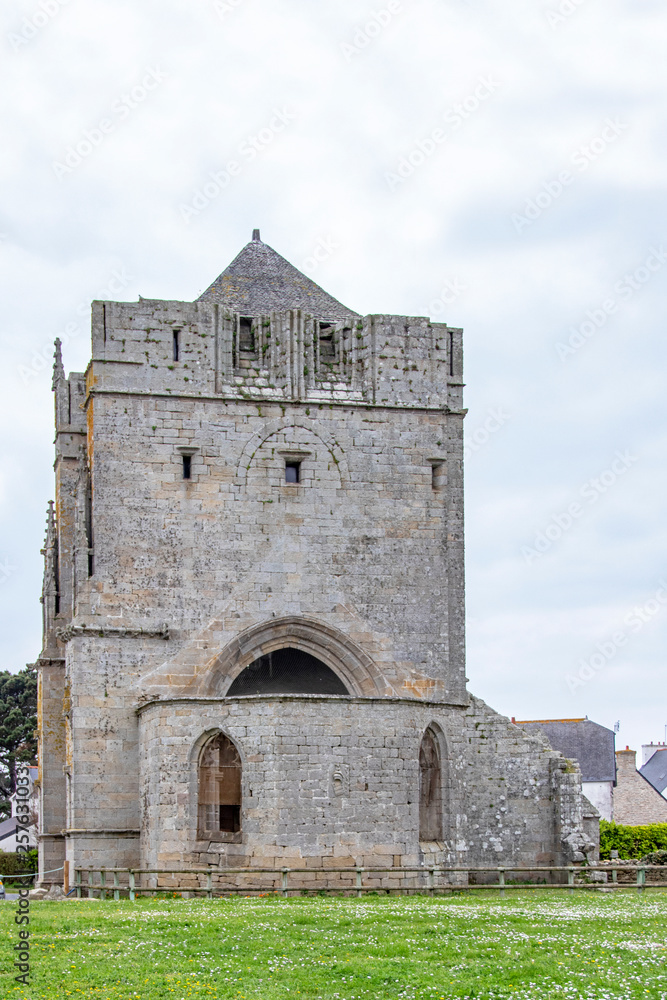 Saint Guénolé. La Tour Carrée, vestige d'une ancienne église. Finistère, Bretagne