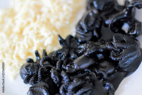 Calamares en su tinta con arroz