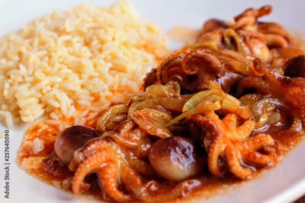 Pulpitos de calamares guisados con arroz Pulpitos de calamares guisados con arroz