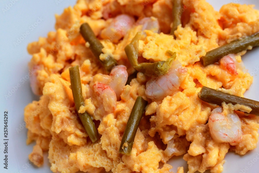 Revuelto de esparragos con gambas Revuelto de esparragos con gambas