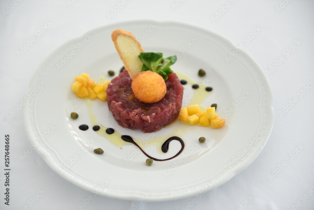 piatti a base di pesce serviti in un ristorante piatti a base di pesce serviti in un ristorante