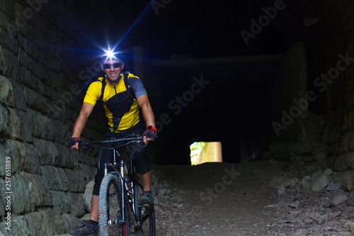 Croatien, Istria, Parenzana Biketrail, Mountainbiker wearing headlamp in tunnel