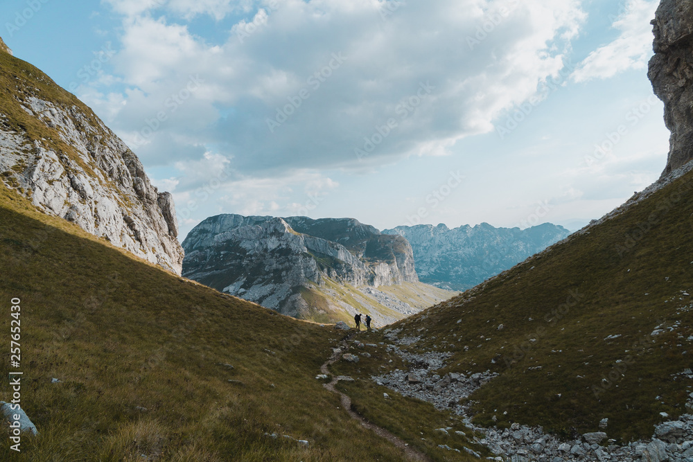 Fototapeta premium Durmitor Nationalpark Montenegro mit Personen