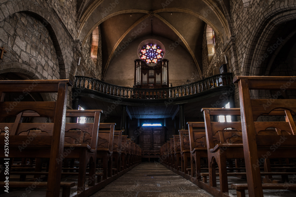 古い教会の内部2