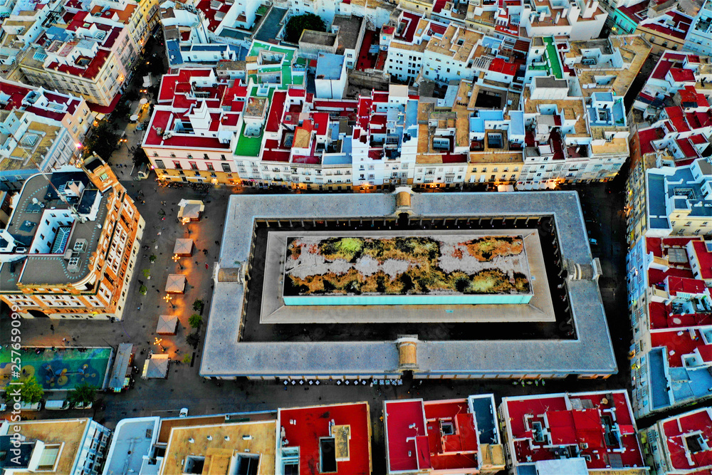 Fototapeta premium Cadiz aus der Luft - Luftbilder von Cadiz in Spanien. Aufgenommen mit der DJI Mavic 2 Drohne