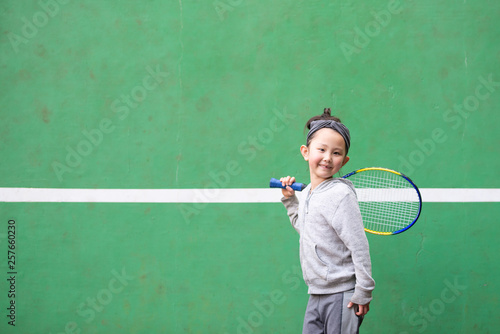 テニスの練習をする女の子 © hakase420