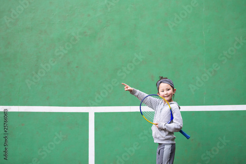 テニスの練習をする女の子 © hakase420