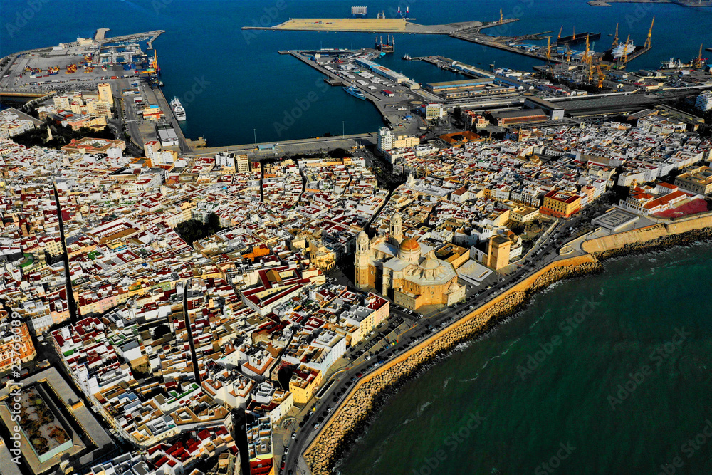 Obraz premium Cadiz aus der Luft - Luftbilder von Cadiz in Spanien. Aufgenommen mit der DJI Mavic 2 Drohne