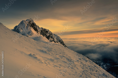 Obraz na płótnie Sea of clouds over the Giewont peak. w salonie