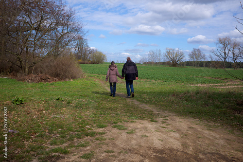 Couple walking in the countryside © USE-Mediengestaltung