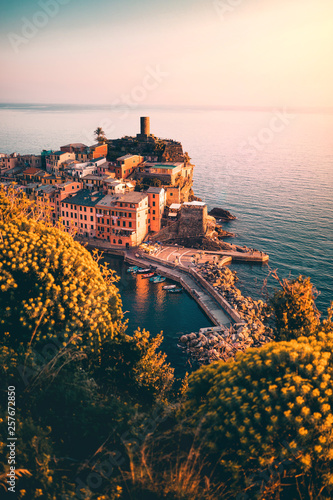 Vacanza al mare alle Cinque Terre, una meraviglia di paesaggio italiano in Liguria con il suo porto e le sue case colorate. photo