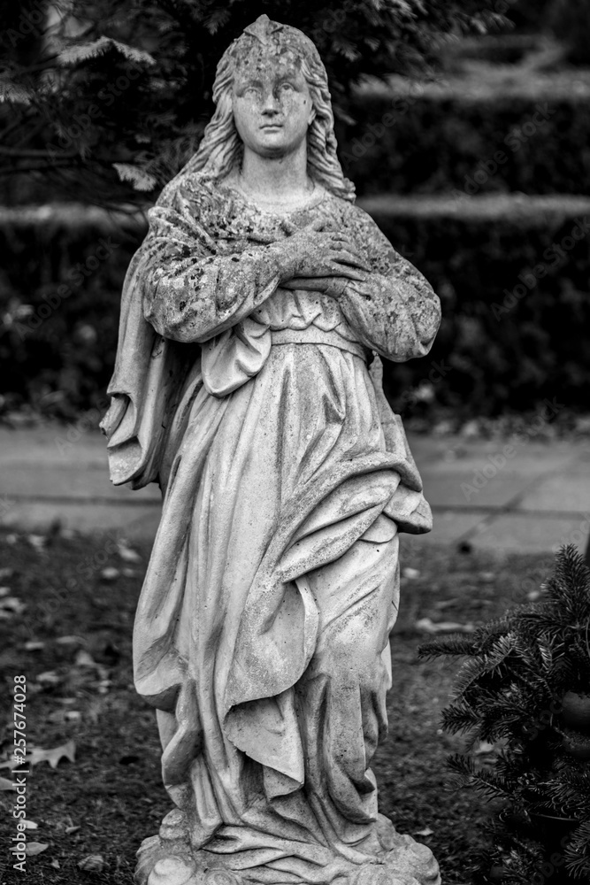 Alte verwitterte Statue einer Frauauf einem Grab auf einem Friedhof in Berlin Hermsdorf Alte verwitterte Statue einer Frauauf einem Grab auf einem Friedhof in Berlin Hermsdorf