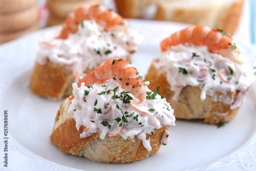 Pintxo de gamba con mayonesa y paliltos de cangrejo Pintxo de gamba con mayonesa y paliltos de cangrejo
