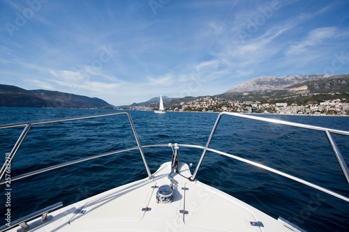 in barca in montenegro nelle bocche di Cattaro © chiara