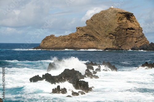 Meeresbrandung bei Porto Moniz auf Madeira