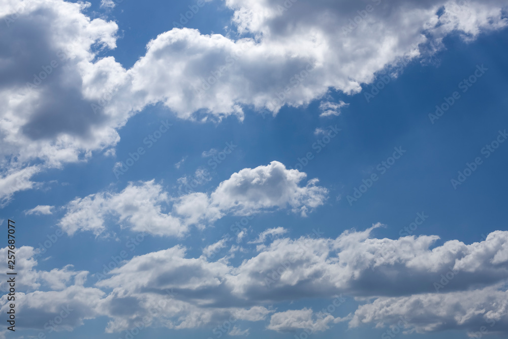Nuvéns brancas com um lindo céu azul no fundo. Stock Photo | Adobe Stock