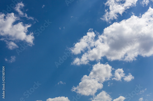 Nuvéns brancas com um lindo céu azul no fundo. photo