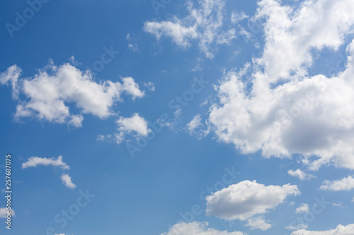 Nuvéns brancas com um lindo céu azul no fundo. photo