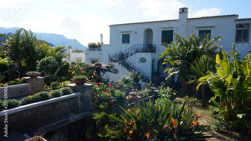 In Anacapri is the Villa San Michele, the dream home of writer Axel Munthe (died 1949). The terraces of the villa garden have spectacular views of the Bay of Naples