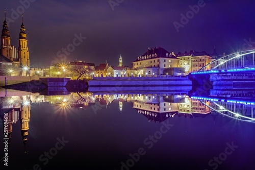 Opole (Polska) panorama starego miasta w nocy nad Odrą