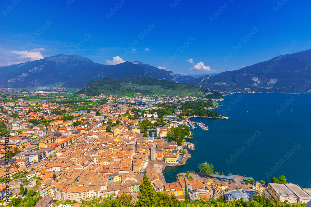 Riva del Garda, Blick von der Burgruine Il Bastione auf Altstadt und Hafen, Italien, Trient, Italien