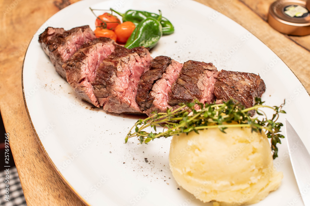 Leckeres Steak mit Stampfkartoffeln und Rosmarin