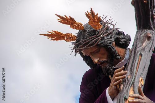 Jesús con la cruz, semana santa de Sevilla, hermandad de San Roque