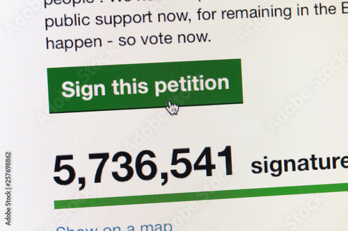 Fotografi Online petition to revoke article 50 and reconsider brexit has over 5 million si