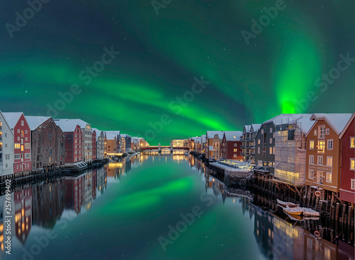 Trondheim Winter Lagerhaeuser Fluss Nordlicht photo