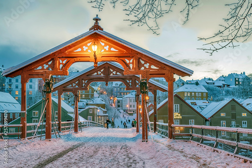 Tableau sur toile Trondheim Winter Bakklandet Lagerhäuser  Brücke Gamle Bybro