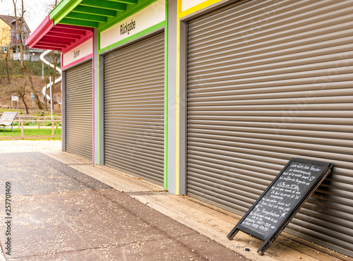 Kolorowe budki w parku miejskim. Kioski bistro z jedzeniem i picem. photo