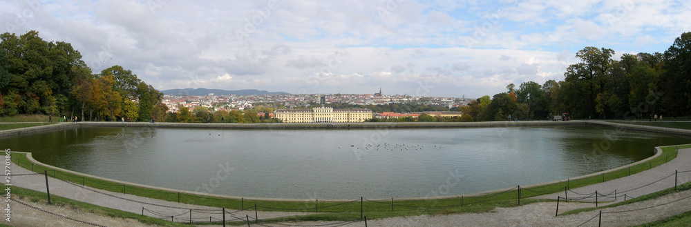 Blick von der Gloriette auf Schloss Schönbrunn